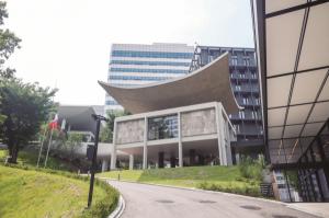 리모델링 후 재개관한 주한 프랑스 대사관. 지붕이 한국의 처마와 닮은 ‘김중업관’이 보인다.&nbsp;&nbsp;​​​​​​​