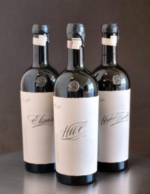 좌측부터 순서대로'토칼론 빈야드 컴퍼니 엘리자스 레드 블랜드 (To Kalon Vineyard Co. Eliza’s Red)','토칼론 빈야드 컴퍼니 H.W.C 카버네 소비뇽 (To Kalon Vineyard Co. H.W.C Cabernet Sauvignon)','토칼론 빈야드 컴퍼니 하이스트 뷰티 카버네 소비뇽 (To Kalon Vineyard Co. Highest Beauty Cabernet Sauvignon)'/ 나라셀라 제공