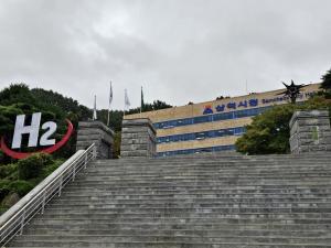 삼척시(시장 &nbsp;박상수)는 강원특별자치도 최초로 클린에너지 수소 연료전지를 사용하는 '수소 시내버스'를 운행을 자랑하면서, 정작 화석연료 발전소가 완공되면 주민들에게도 직접 피해가 예상되는 공사 중단은 나몰라라 하고 있다. 사진은 삼척시청 전경.