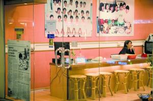 이주민 노동자들로 구성된 지점들이 있는 여러 상업지구들. 싱가포르, 2006 - 수잔 마이젤라스