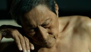 벌거벗은 채 카메라 앞에 선 왕시린은 자신이 겪은 사건에 대해 증언한다&nbsp;