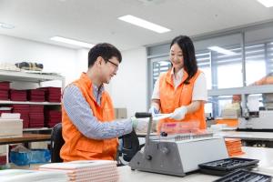 한화 직원들이 점자달력을 제작하고 있다. / 한화 제공