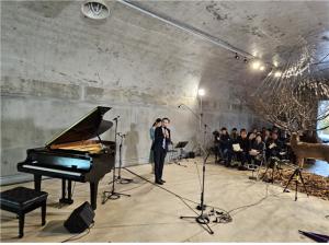 &lt;DMZ오픈 국제음악제&gt; 예술감독 임미정이 탄약고 음악회 프로그램에 대해 설명하고 있다. 사진@유철호
