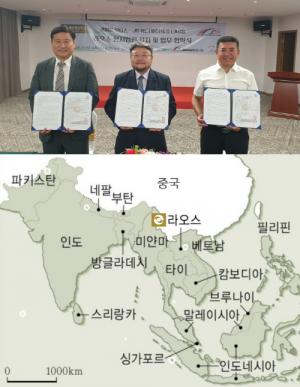 라오스 현지에서 협력업체들과 함께한 케이팝모터스 황요섭 회장(가운데)