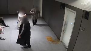 지난달 18일 한 건물 로비에서 레스토랑 직원이 손님에게 음료가 든 플라스틱 컵을 던져 바닥이 흥건해졌다. / 사진 = YTN 방송 화면 캡처 (2023.12.28)