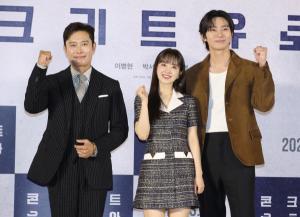 2023년 6월 영화 ‘콘크리트 유토피아’(감독 엄태화) 제작보고회에서 배우 이병헌(왼쪽부터)과 박보영, 박서준이 포즈를 취하고 있다. /뉴스1