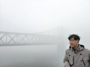 압록강 단교에서 압록강 철교를 배경으로, 오른쪽은 『범도』 작가 방현석