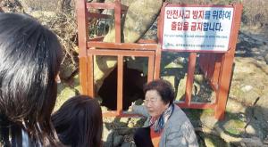 홍춘호 씨가 큰넓궤 앞에서 취재진에게 설명하고 있다. 큰넓궤는 길이가 180미터 정도 되는 크고 넓은 동굴인데 입구는 아이도 기어들어가야 할 만큼 비좁아 나중에야 발각됐다. © 이봉수