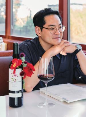 인터뷰 진행 중인 꾸까 박춘화 대표 ​​​​​​​꽃과 함께 나오는 알바로 팔라시오스, 까민스 델 프리오랏