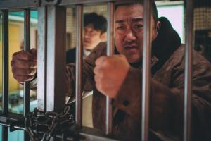 영화 '범죄도시 4'의 형사 마석도(마동석)가 철창을 붙들고 있는 모습. 에이비오엔터테인먼트 제공