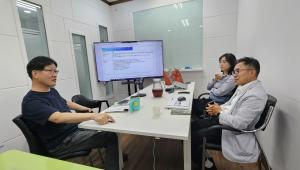 제 1회 ESG와 지속가능성 포럼에서 김용구 (사)한국장애인인권 포럼 장애인정책모니터링센터 소장, 이윤진 ESG연구소 대표, 이동형 한국에너지전환사업단(유) 대표가 CSDDD를 주제로 토론하고 있다.