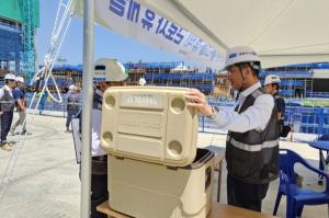 김승모 ㈜한화 건설부문 대표이사가 부산 오시리아 메디타운 공사현장에서 임직원들과 함께 여름철 폭염과 장마 대비 안전점검을 실시하고 있다(한화 건설부문 제공).