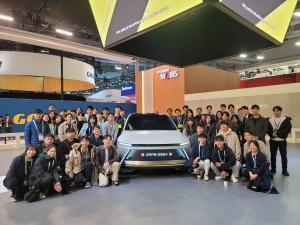 현대모비스가 CES2024에서 운영한 글로벌 우수인재 초청행사에 참가한 학생들(현대모비스 제공)