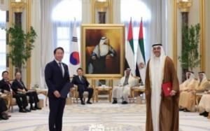 2023년 1월, 윤석렬대통령 UAE 국빈방문시 SK최태원회장이 무함메드대통령앞에서 사업설명을 하고 있다. COP28에서 SK 주도 아시아 VCM 연대를 발족했다.