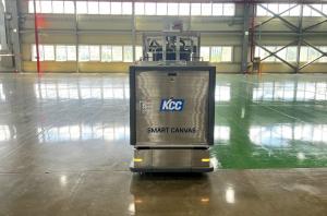 KCC 도장로봇 SMART CANVAS가 KCC 안성공장 바닥면을 로봇 전용 에폭시도료로 도장하고 있다. (KCC 제공)