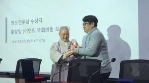 범도전투상 수상자 홍성일 보좌관와 시상하는 천도 스님
