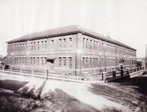 히노데소학교&nbsp; 서울지역에서 최초로 설립된 일본인 전용학교 일출소학교(日出小學校 ; 지금의 남학동 남산스퀘어빌딩자리) 1911사진출처: 서울역사박물관&nbsp;