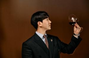 이정인 소믈리에가 잔을 들고 포즈를 취하고 있다