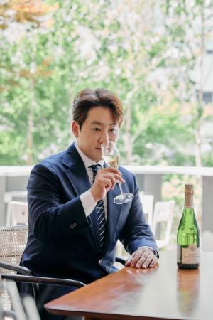 조내진 소믈리에가 샴페인 바롱 드 로칠드, 블랑 드 블랑 시향을 하고 있다