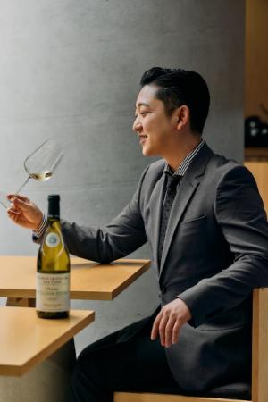 와인 상태를 확인하고 있는 김성국 소믈리에