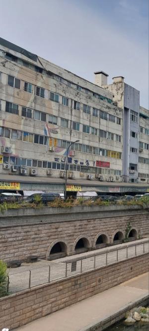 오간수문은 개천의 물이 성 밖으로 빠져나갈 수 있도록 동대문과 광희문 사이 성곽 아래에 만든 수문이다. 세종 때 이간수문을 추가로 설치했다. ​​​​​​​1760년(영조36) 대대적으로 정비하였으며, 주변에 버드나무가 많아 봄놀이 장소로 유명했다. 수문은 1907년에 헐렸고, 그 자리에 콘크리트로 만든 오간수교가 놓였는데, 청계천 복개공사 때 사라지게 되었다. 사진© 김정희