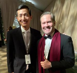 김동관 한화그룹 부회장과 마이크 왈츠 국가안보보좌관이 기념 촬영하고 있다.[한화그룹 제공]