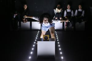 연극 [동의에 관한 바덴의 학습극 – 무엇이 당신을 소진시키는가?] 
작 브레히트/각색·연출 임형진, 2016), 대학로 소극장 혜화당 ©테아터라움 철학하는 몸