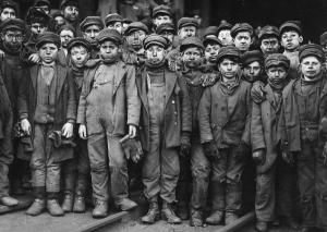 ⓒ루이스 윅스 하인(Lewis Wickes Hine), 펜실베니아 광산에 고용된 석탄 깨기 작업을 하는 소년들, 1911년