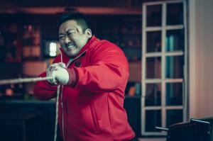 ​'거룩한 밤: 데몬 헌터스' 스틸컷.&nbsp;롯데엔터테인먼트 제공'거룩한 밤: 데몬 헌터스' 스틸컷.&nbsp;롯데엔터테인먼트 제공