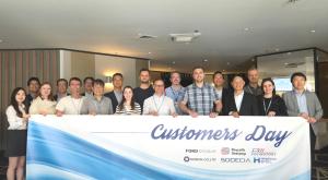 현대제철 및 글로벌 고객사 임직원들이 Customers Day 행사에서 단체로 기념촬영을 하고 있다.