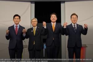 이재명 더불어민주당, 이준석 개혁신당, 권영국 민주노동당, 김문수 국민의힘 대선 후보(오른쪽부터)가 중앙선거방송토론위원회 주관으로 2025년 5월 18일 서울 상암동 SBS 프리즘센터 스튜디오에서 열린 1차 TV토론회에서 기념 촬영을 하고 있다. © 더불어민주당