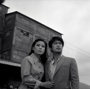 &lt;비나리는 선창가&gt;(임권택, 1970)에서 정희(윤정희)와 훈(김희라)