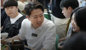 개혁신당 이준석 대선후보가 5월 21일 경기 성남시 가천대 구내식당에서 학생들과 함께 식사를 하고 있다. © 개혁신당​​
