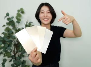 KCC 관계자가 실제 금속(왼쪽 두번째)과 '숲으로메탈릭'을 칠한 종이를 들어보이고 있다