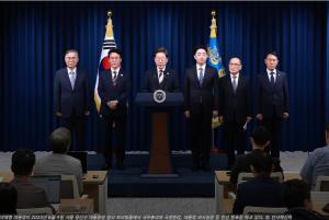 이재명 대통령이 2025년 6월 4일 서울 용산구 대통령실 청사 브리핑룸에서 국무총리와 국정원장, 대통령 비서실장 등 인선 발표를 하고 있다. © 인사혁신처