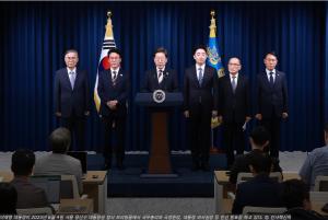 이재명 대통령이 2025년 6월 4일 서울 용산구 대통령실 청사 브리핑룸에서 국무총리와 국정원장, 대통령 비서실장 등 인선 발표를 하고 있다. © 인사혁신처