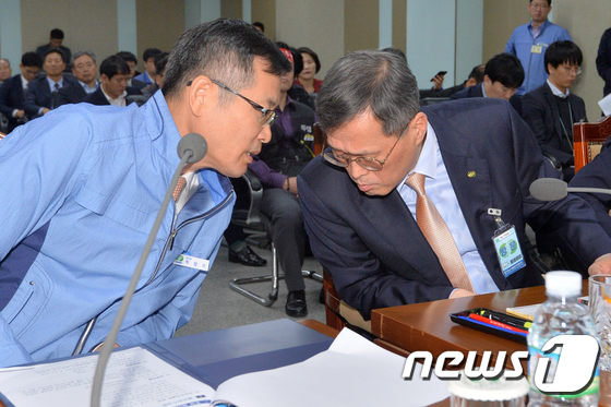 정재훈 한국수력원자력(주)사장이 19일 경북 경주시 한국수력원자력(주) 월성1호기 대회의실에서 열린 국정감사에서 박양기 월성원자력본부장과 얘기를 나누고 있다. 사진출처=뉴스1