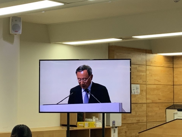 29일 KT 주총을 진행하는 황창규 KT 회장의 모습이 KT연구개발센터 기자 대기실에 생중계되고 있다. 사진/정초원 기자