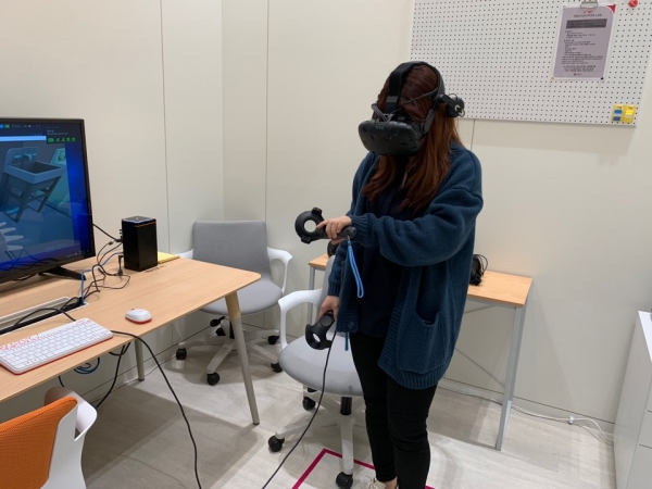3일 개관한 LG유플러스 '5G 이노베이션 랩' VR개발존에서 VR 테스트가 진행되고 있다. 사진/르몽드 디플로마티크