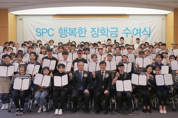 ▲제15회 SPC 행복한 장학금 수여식 기념촬영 (사진제공=SPC그룹)