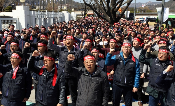 카드사 노동조합협의회는 지난 8일 오후 서울 세종대로 정부서울청사 앞에서 총파업 결의대회를 열었다. 사진/뉴스1