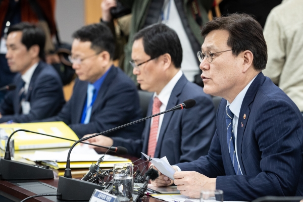 최종구 금융위원장은 9일 서울 종로구 정부서울청사에서 '카드산업 경쟁력 제고 및 고비용 영업구조 개선방안'을 논의하기 위해 카드사 최고경영자(CEO) 간담회를 열었다. 사진/뉴스1