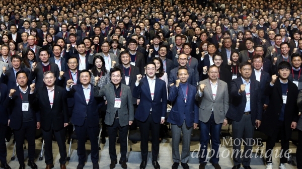 지난 1월 서울 마곡 LG사이언스파크에서 열린 LG 새해 모임에서 구광모 회장과 임직원들이 새로운 도약의 의지를 다지고 있다. 사진/LG