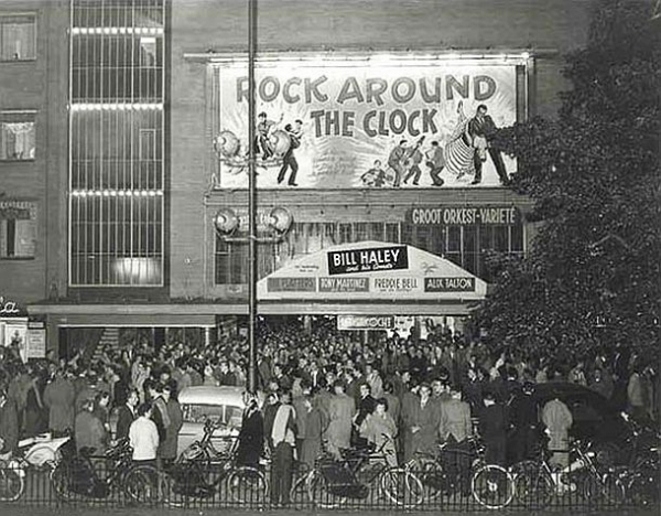 빌 헤일리의 노래명을 그래도 따서 만든 뮤지컬 영화 "Rock around the Clock" (1956)의 암스테르담 상영시 극장 앞 전경. 영화에는 알란 프리드, 빌 헤일리와 그의 밴드 등이 출연한다 (사진출처: pophistorydig)