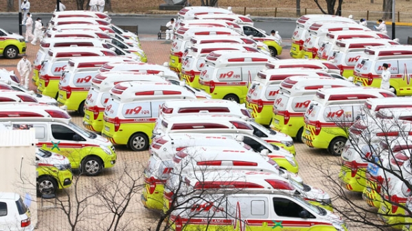 현실 속 전국 각지에서 대구로 모여든 119구급차 선별진료소로 투입된 의료진들(사진: 대구가톨릭대병원)