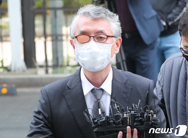 회사 지분을 부당하게 취득해 이득을 챙긴 혐의를 받는 문은상 신라젠 대표이사가 11일 서울 양천구 서울남부지방법원에서 구속 전 피의자 심문(영장실질심사)을 받기 위해 출석하고 있다. /사진=뉴스1