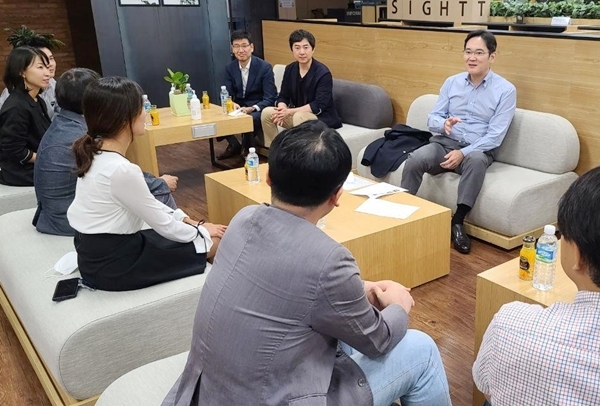 이재용 삼성전자 부회장이 6일 삼성전자 수원사업장에 위치한 'C랩 갤러리'를 찾아 사내 벤처프로그램 'C랩'을 통해 스타트업에 도전 중인 임직원들과 대화를 나누고 있다. /사진=삼성전자