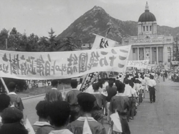 '해방 뉴-쓰 특보' 815 1주년 기념식_군정청 앞 특설모대로 행진하는 시민들