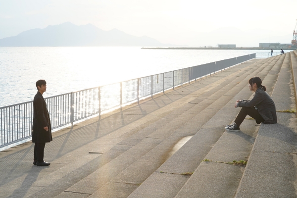 히로시마의 바닷가에서, 가후쿠와 미사키는 대화를 나누며 조금씩 마음을 열어간다