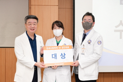 사진. 연세사랑병원 고용곤 병원장과 이승우 원장이 QI 시상식을 진행하고 있다